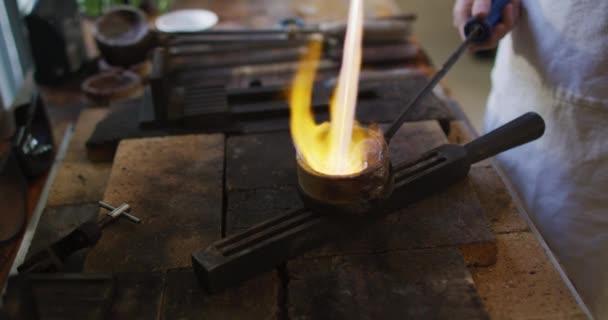 Blanke Juwelier Werkplaats Met Schort Gasbrander Gesmolten Metaal Zelfstandig Ambachtelijk — Stockvideo