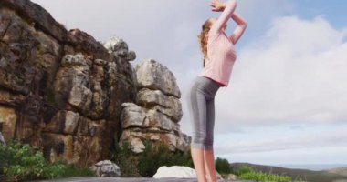 Kafkas kadın yoga yapıyor, esniyor ve yere dokunuyor, güvertede duruyor. sağlıklı yaşam, şebeke dışı ve doğaya yakın.