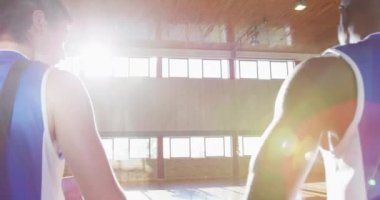 Çeşitli erkek basketbol takımları ve antrenman topları. Basketbol, kapalı sahada spor eğitimi..