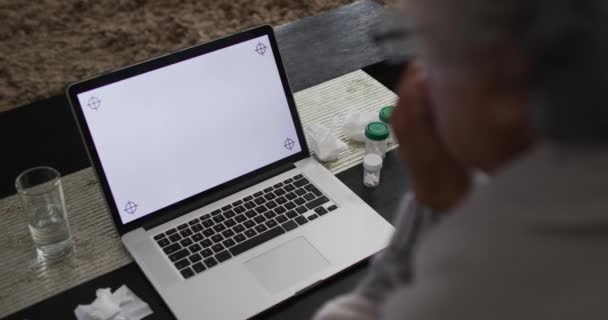 Kranke Afrikanisch Amerikanische Seniorin Beim Videoanruf Auf Laptop Mit Kopierplatz — Stockvideo