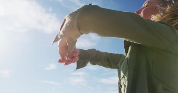 Femme Caucasienne Étendant Plage Par Une Journée Ensoleillée Vacances Liberté — Video