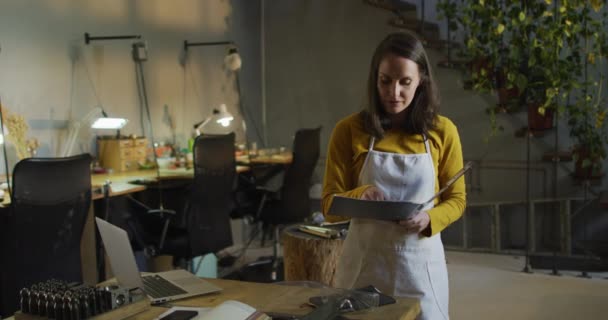 Beyaz Kadın Kuyumcu Atölyede Önlük Giyiyor Alıyor Dizüstü Bilgisayar Kullanıyor — Stok video