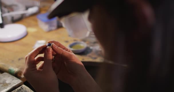 Gözlük Takan Atölyedeki Mücevherleri Kontrol Eden Beyaz Kadın Kuyumcuların Ellerini — Stok video