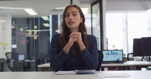 Mujer Negocios Caucásica Sentada Escritorio Haciendo Gesto Videollamada Trabajar Oficina — Vídeo de stock