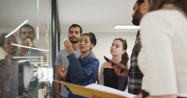 Groupe Diversifié Collègues Travail Remue Méninges Mettre Des Notes Collantes — Video