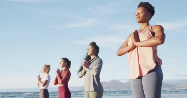 Groep Van Diverse Vrouwelijke Vrienden Die Yoga Beoefenen Het Strand — Stockvideo