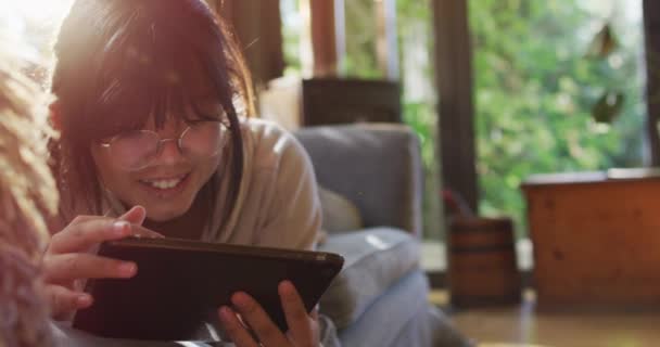 Menina Asiática Deitada Sofá Usando Tablet Sorrindo Casa Isolamento Durante — Vídeo de Stock