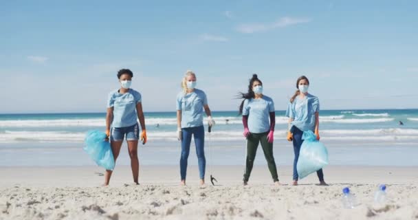 Diverso Grupo Mujeres Que Usan Camisetas Voluntarias Máscaras Faciales Recogiendo — Vídeo de stock