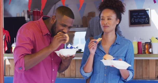 Coppia Afroamericana Che Mangia Hamburger Patatine Fritte Insieme Chiosco Food — Video Stock