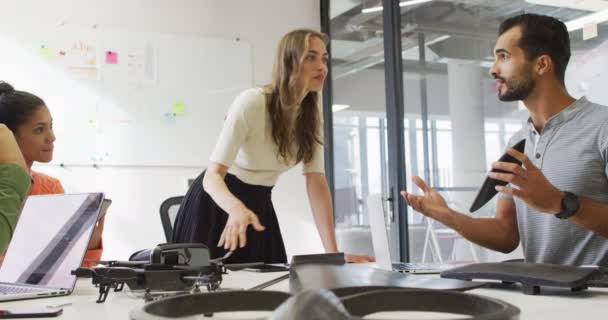 Groupe Diversifié Collègues Travail Brainstorming Dans Salle Réunion Travailler Bureau — Video