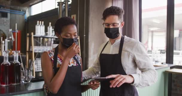 Retrato Diversos Casais Usando Máscaras Faciais Trabalhando Bar Usando Tablet — Vídeo de Stock