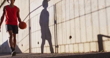 Formda Afro-Amerikan bir adam şehirde egzersiz yapıyor, basketbol oynuyor. fitness ve aktif şehir dışı yaşam tarzı.