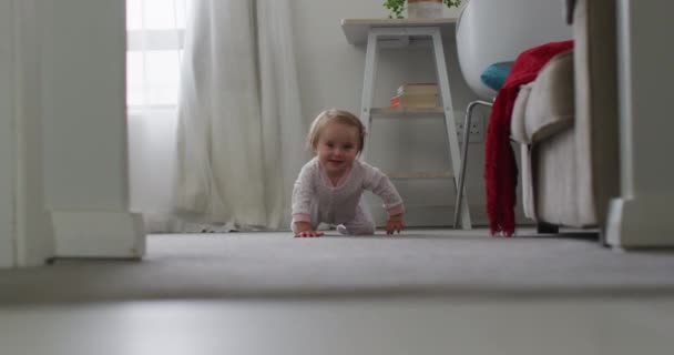 Aproape Copil Caucazian Crawling Podea Home Love Conceptul Îngrijire Copiilor — Videoclip de stoc