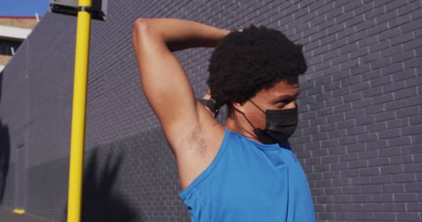 Fit Africký Američan Cvičení Městě Obličejovou Maskou Táhnoucí Ulici Fitness — Stock video