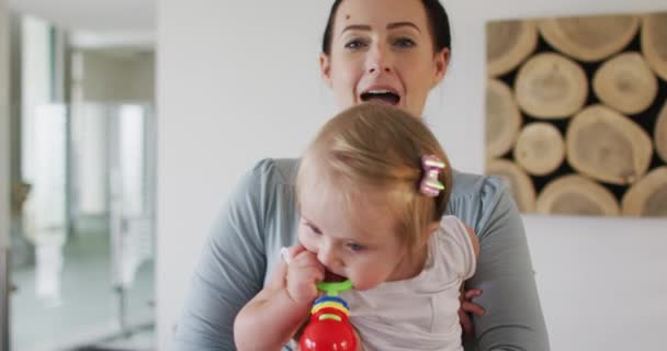 Felice Madre Caucasica Sorridente Baciare Suo Bambino Casa Maternità Amore — Video Stock