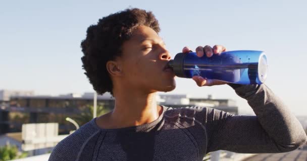 Afroamerykanin Ćwiczący Świeżym Powietrzu Mieście Odpoczywający Pijący Butelki Wody Słońcu — Wideo stockowe