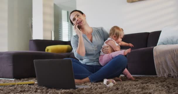 Madre Caucasica Che Tiene Braccio Suo Bambino Mentre Parla Smartphone — Video Stock