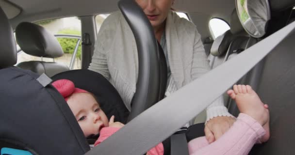 Madre Caucásica Besando Bebé Asiento Seguridad Coche Maternidad Amor Cuidado — Vídeos de Stock