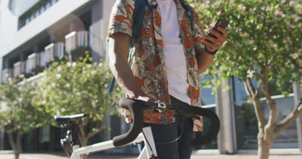 Afro Amerikai Férfi Középső Része Városban Biciklizés Okostelefon Használata Utcán — Stock videók