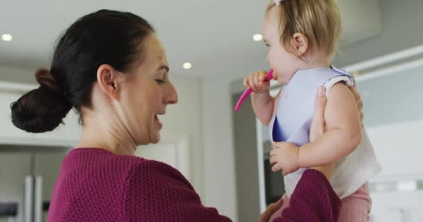 Kaukasische Mutter Hält Ihr Baby Nach Der Fütterung Hause Mutterschaft — Stockvideo