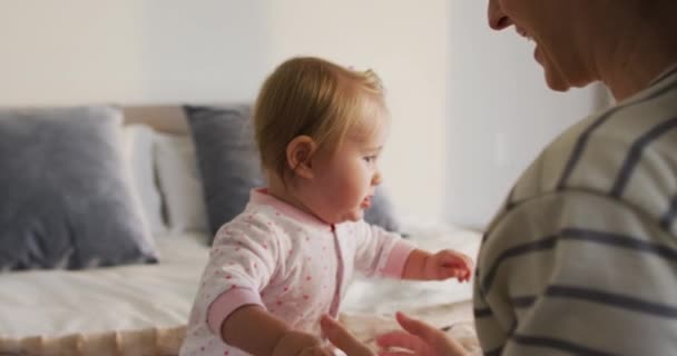 Mutlu Beyaz Anne Bebeğini Kucağında Öpüyor Annelik Sevgi Çocuk Bakımı — Stok video