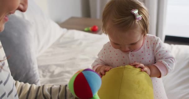 Beyaz Anne Bebek Evdeki Yatakta Oyuncaklarla Oynuyorlar Annelik Sevgi Çocuk — Stok video