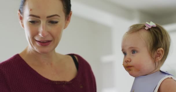 Großaufnahme Einer Kaukasischen Mutter Die Ihr Baby Hause Füttert Mutterschaft — Stockvideo