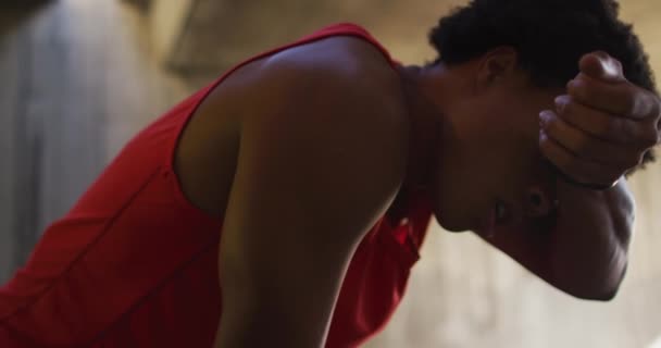 Afroamerykanin Ćwiczący Mieście Odpoczywający Złapać Oddech Fitness Aktywny Miejski Styl — Wideo stockowe
