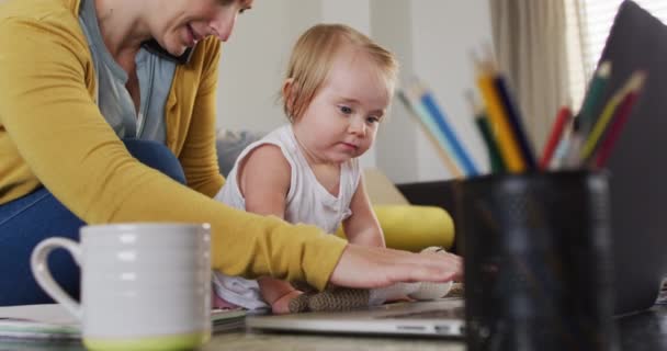Madre Caucasica Che Tiene Braccio Suo Bambino Usando Laptop Parlando — Video Stock