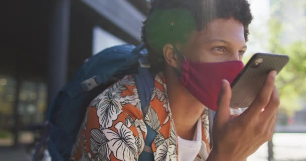 Afroameričan Městě Obličejovou Maskou Sedí Ulici Používá Smartphone Digitální Nomád — Stock video