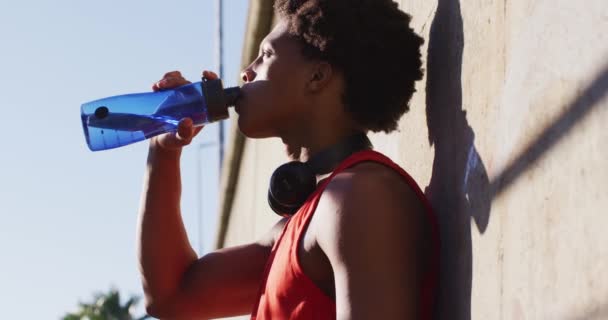 Fit African American Man Exercising City Taking Break Leaning Wall — Vídeo de stock