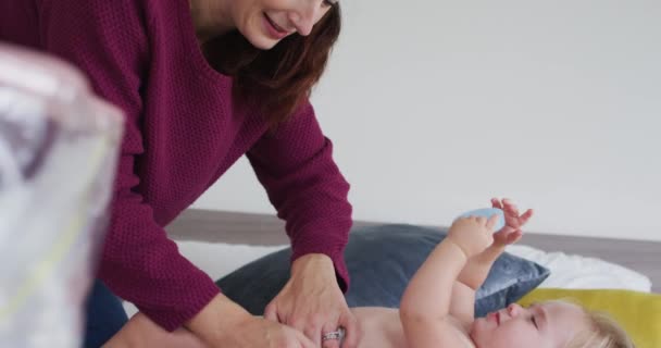 Beyaz Bir Anne Evdeki Yatakta Bebeğinin Altını Değiştiriyor Annelik Sevgi — Stok video