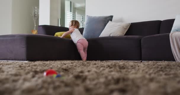 可爱的高加索宝宝站在家里抱着沙发 爱情和儿童保育概念 — 图库视频影像