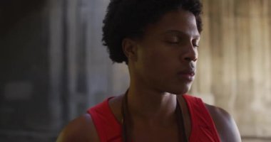 Şehirde egzersiz yapan, boynunda ip atlayarak gülen Afro-Amerikan bir adamın portresi. fitness ve aktif şehir dışı yaşam tarzı.