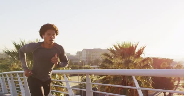 Ajuste Hombre Afroamericano Haciendo Ejercicio Aire Libre Ciudad Con Auriculares — Vídeo de stock