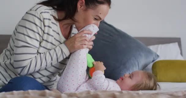 Beyaz Bir Anne Bebeğiyle Oynuyor Evde Yatağında Oyuncak Tutuyor Annelik — Stok video