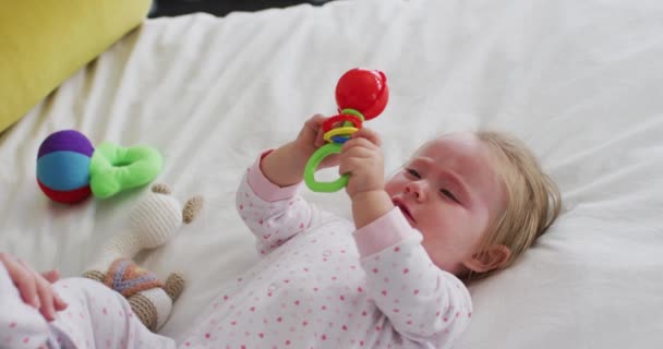 Mère Blanche Jouant Avec Son Bébé Tenant Jouet Dans Lit — Video