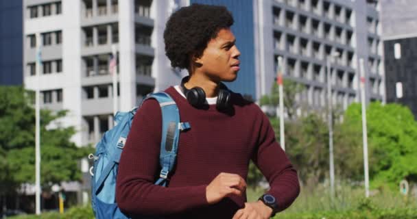 Afro Amerikaanse Man Stad Controleert Smartwatch Het Dragen Van Een — Stockvideo