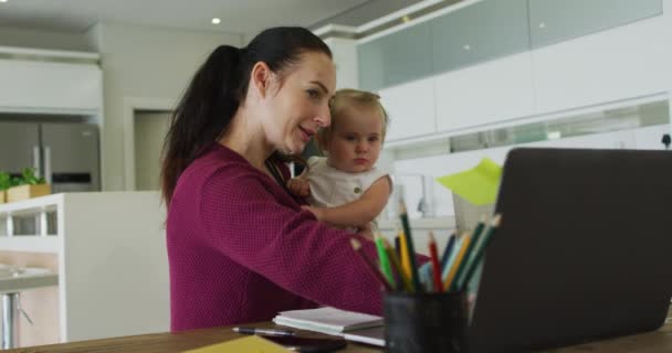 Mère Blanche Tenant Son Bébé Aide Ordinateur Portable Tout Travaillant — Video