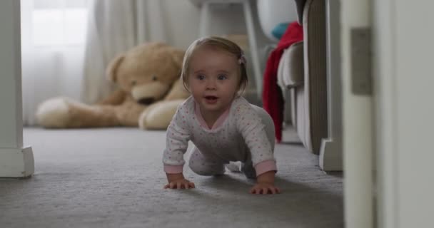 Sluiten Van Kaukasische Baby Kruipen Vloer Thuis Moederschap Liefde Kinderopvang — Stockvideo