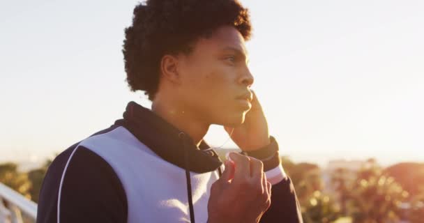 Gros Plan Homme Afro Américain Portant Des Écouteurs Pendant Exercice — Video