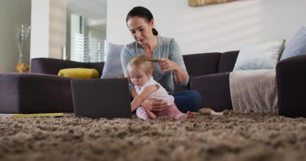 어머니 집에서 일하는 노트북으로 아기를 있습니다 어머니가 사랑하고 자녀를 돌보는 — 비디오