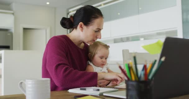 Madre Caucasica Che Tiene Braccio Suo Bambino Usando Portatile Mentre — Video Stock