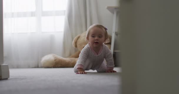 Bébé Caucasien Rampant Par Terre Maison Fête Des Mères Amour — Video