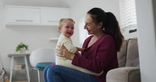 Kaukasische Mutter Spielt Mit Ihrem Baby Und Küsst Während Hause — Stockvideo