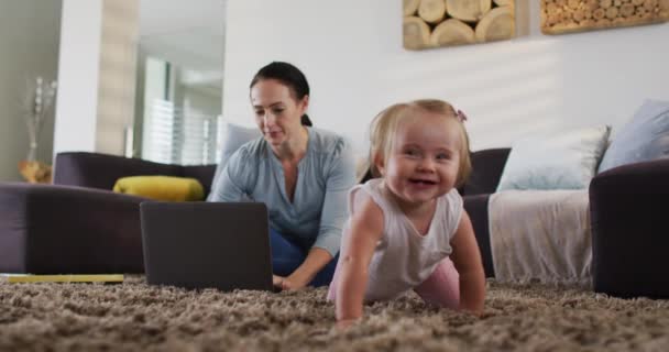 Mama Caucaziana Foloseste Laptopul Timp Copilul Taraste Podea Acasa Conceptul — Videoclip de stoc