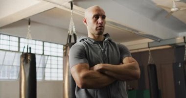 Spor salonunda kollarını kavuşturmuş beyaz bir adamın portresi. Spor, antrenman ve spor konsepti