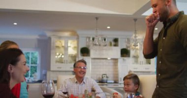 Mutlu Kafkasyalı baba konuşma yapıyor ve aile yemeği için masaya oturuyor. çok nesildir birlikte evde vakit geçiriyoruz..