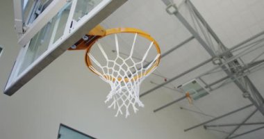 Beyaz erkek basketbolcu maç sırasında gol atıyor. Basketbol, kapalı sahada spor eğitimi..