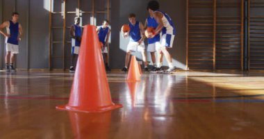 Farklı erkek basketbol takımları mavi spor giyip top sürüyor. Basketbol, kapalı sahada spor eğitimi..